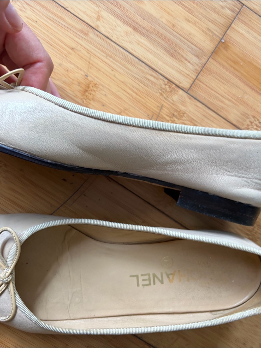 CHANEL Beige Leather Ballet
Flats with Black Cap authentic✨Size 38 Eur - Picture 10 of 11